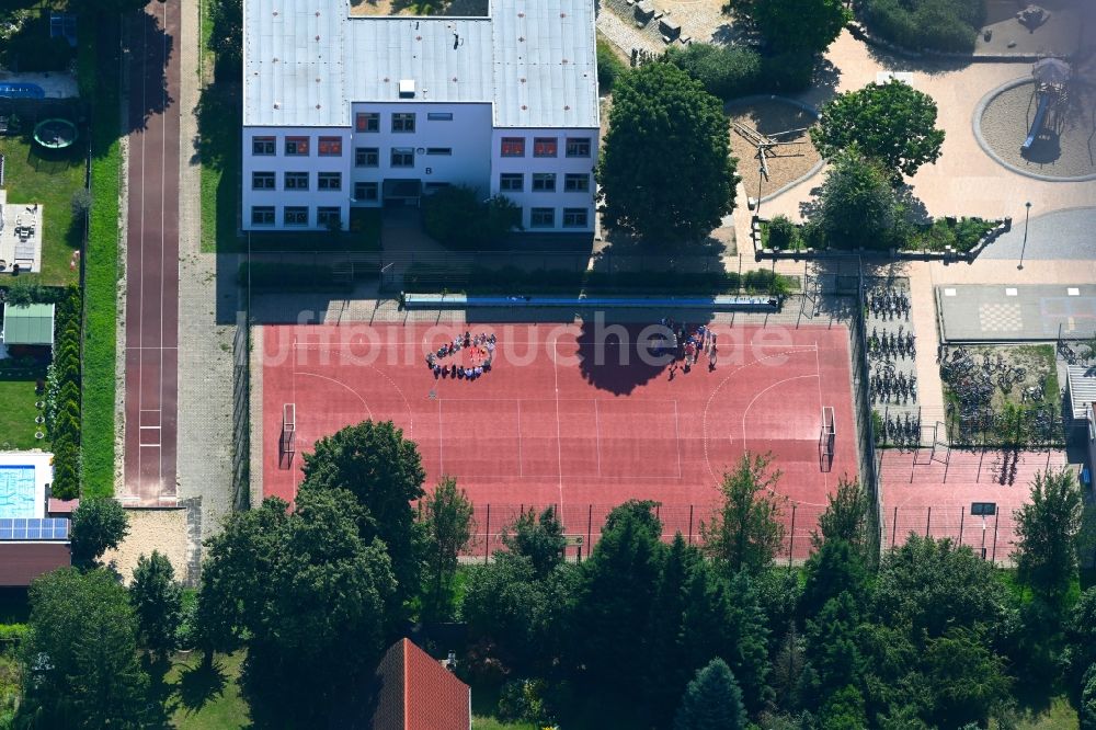 Luftbild Berlin - Schulgelände mit Sportplatz Ulmen- Grundschule in Berlin, Deutschland