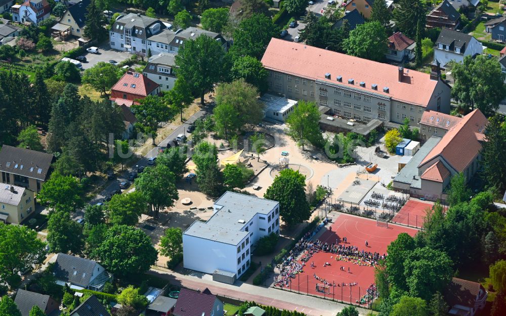 Berlin aus der Vogelperspektive: Schulgelände mit Sportplatz Ulmen- Grundschule in Berlin, Deutschland