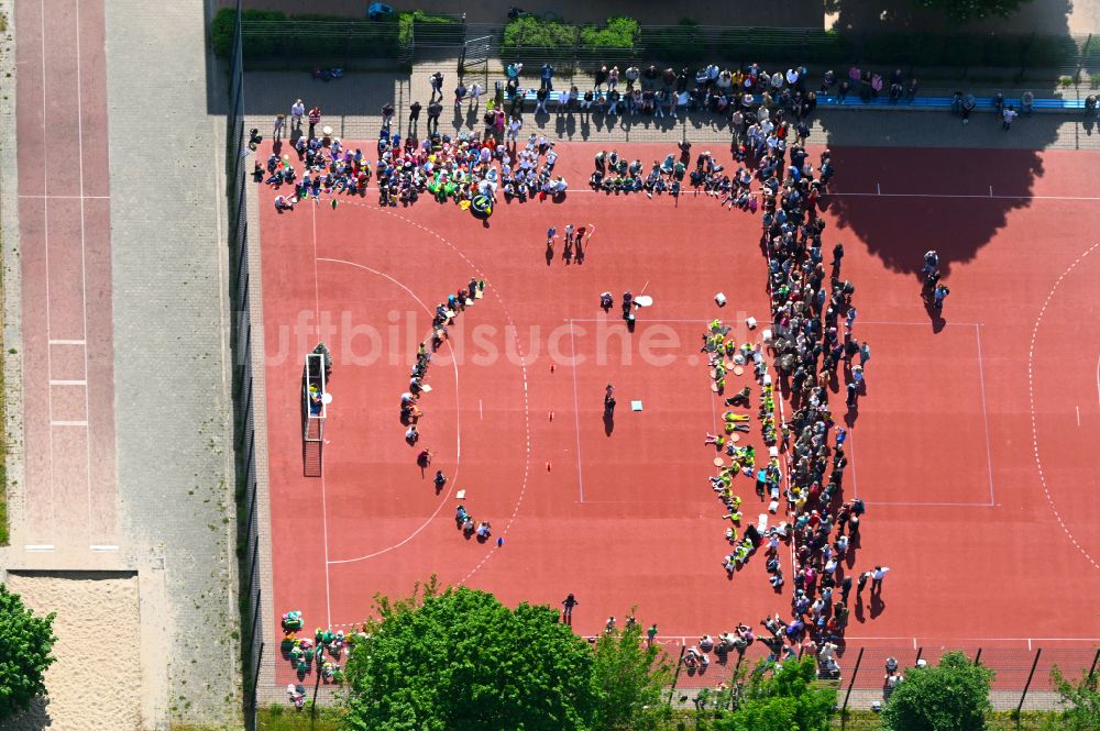 Luftaufnahme Berlin - Schulgelände mit Sportplatz Ulmen- Grundschule in Berlin, Deutschland