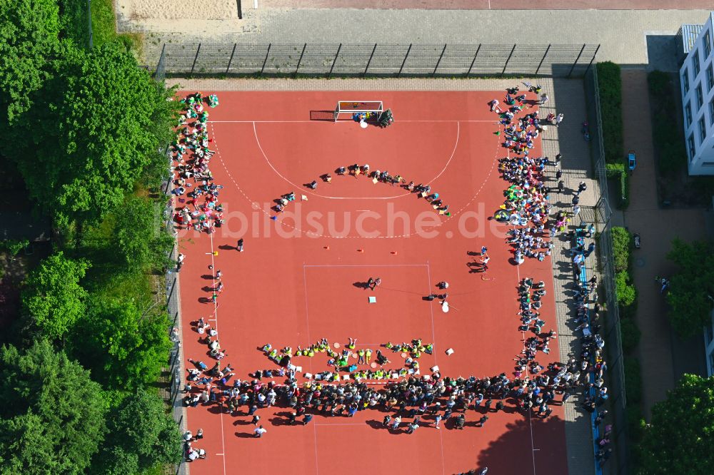 Berlin von oben - Schulgelände mit Sportplatz Ulmen- Grundschule in Berlin, Deutschland