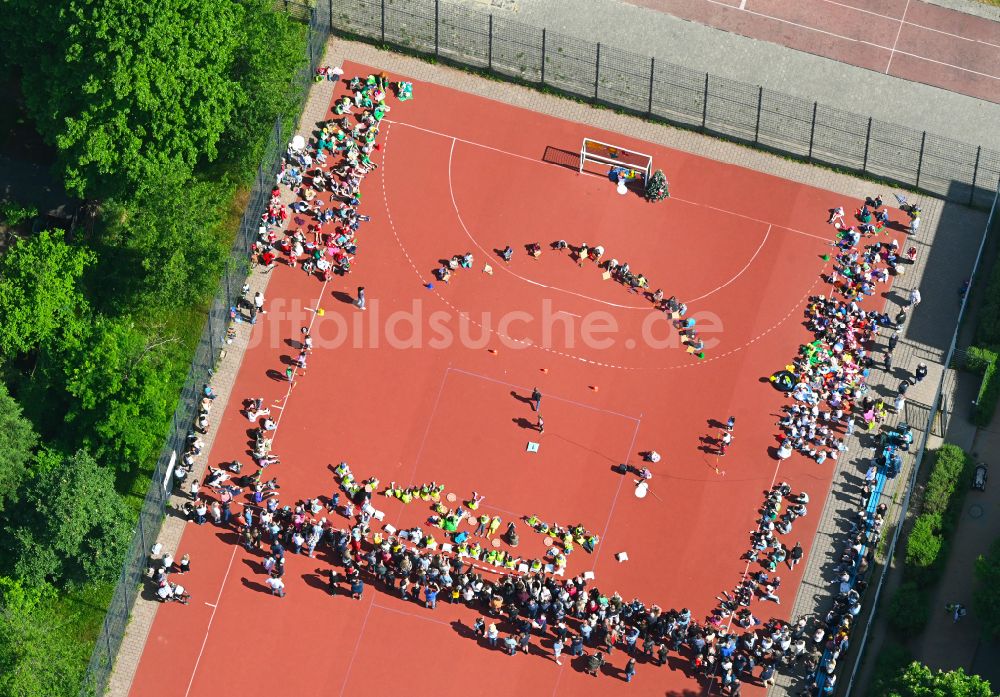 Berlin aus der Vogelperspektive: Schulgelände mit Sportplatz Ulmen- Grundschule in Berlin, Deutschland
