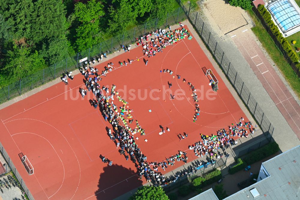 Luftbild Berlin - Schulgelände mit Sportplatz Ulmen- Grundschule in Berlin, Deutschland