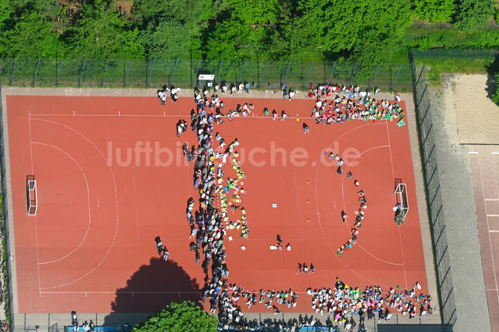 Luftaufnahme Berlin - Schulgelände mit Sportplatz Ulmen- Grundschule in Berlin, Deutschland