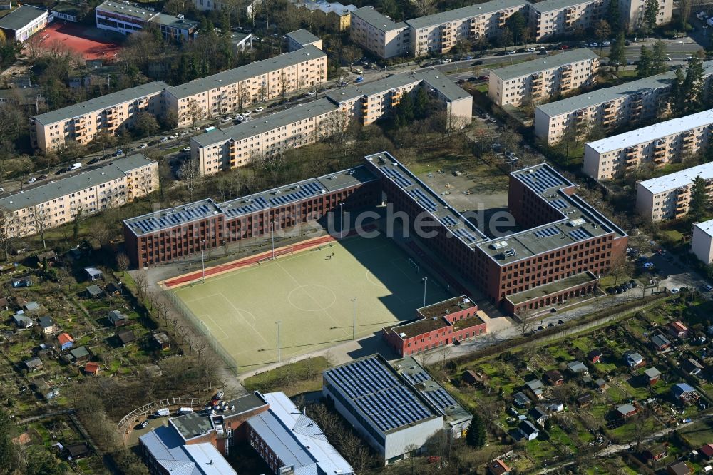 Berlin von oben - Schulgelände mit Sportplatz Wilhelm-Ostwald-Schule Oberstufenzentrum in Berlin, Deutschland