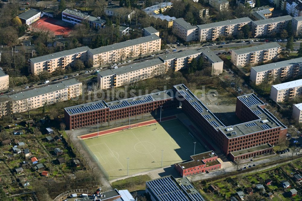 Berlin aus der Vogelperspektive: Schulgelände mit Sportplatz Wilhelm-Ostwald-Schule Oberstufenzentrum in Berlin, Deutschland