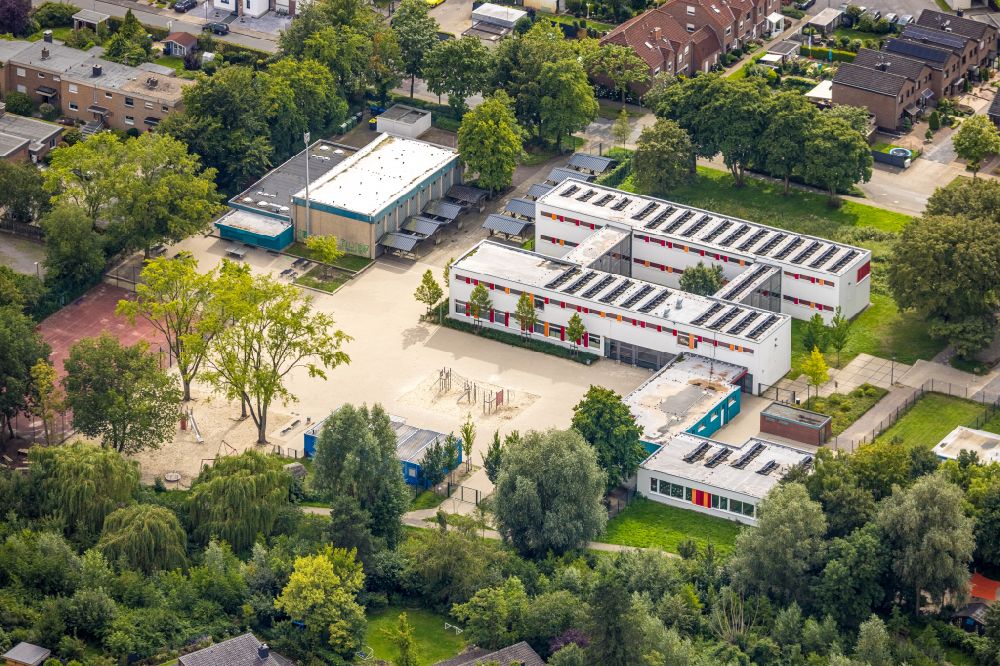 Ahlen von oben - Schulhof der Martinschule in Ahlen im Bundesland Nordrhein-Westfalen, Deutschland