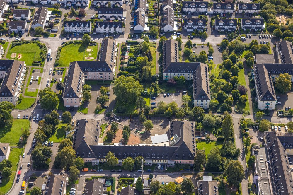 Luftaufnahme Menden (Sauerland) - Schulhof der Platte Heide in Menden (Sauerland) im Bundesland Nordrhein-Westfalen, Deutschland