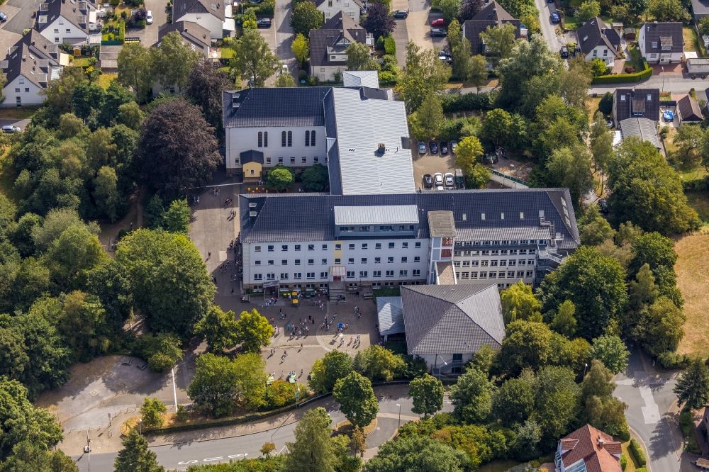 Menden (Sauerland) von oben - Schulhof der Städt. Gesamtschule Menden in Menden (Sauerland) im Bundesland Nordrhein-Westfalen, Deutschland