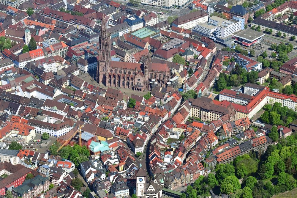 Freiburg im Breisgau von oben - Schwabentor, Stadtzentrum und Altstadt mit Münster im Innenstadtbereich in Freiburg im Breisgau im Bundesland Baden-Württemberg, Deutschland