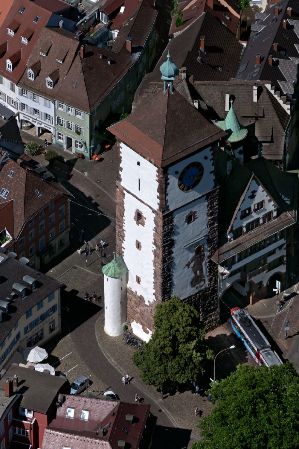 Luftaufnahme Freiburg im Breisgau - Schwabentor, Stadtzentrum und Altstadt mit Münster im Innenstadtbereich in Freiburg im Breisgau im Bundesland Baden-Württemberg, Deutschland