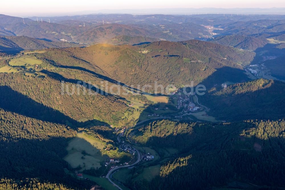 Luftaufnahme Wolfach - Schwarzwald-Tal im Ortsteil Kinzigtal in Wolfach im Bundesland Baden-Württemberg, Deutschland