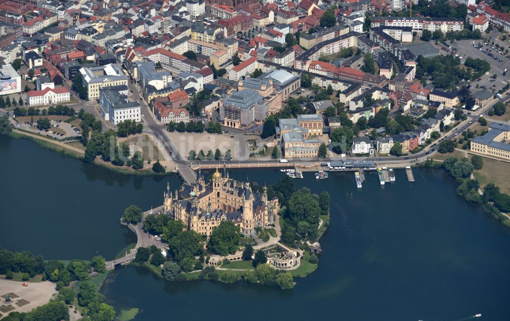 Schwerin von oben - Schweriner Schloß und Landtag in der Landeshauptstadt von Mecklenburg-Vorpommern