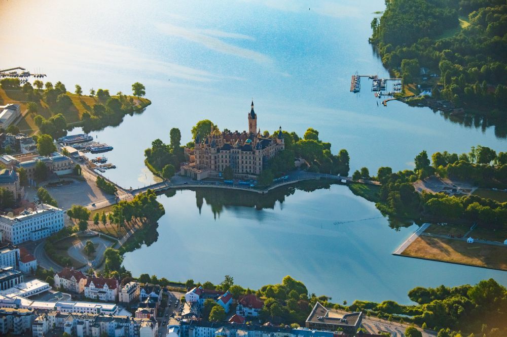 Luftbild Schwerin - Schweriner Schloß und Landtag in der Landeshauptstadt von Mecklenburg-Vorpommern