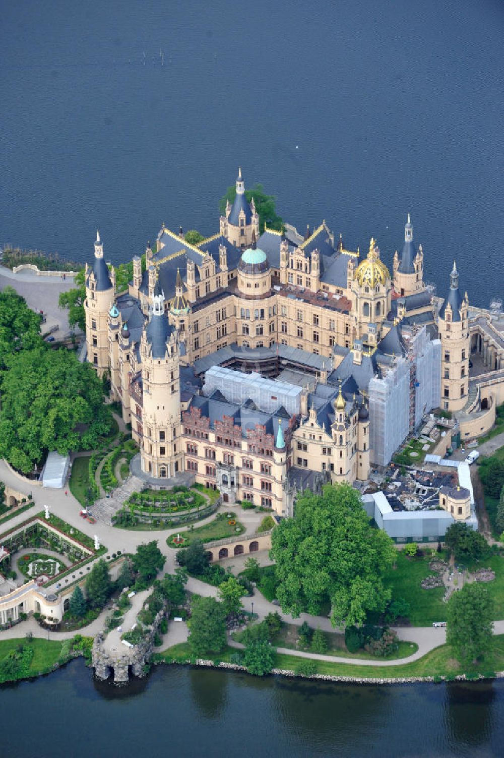 Schwerin aus der Vogelperspektive: Schweriner Schloss auf der Schlossinsel im Stadtzentrum von Schwerin