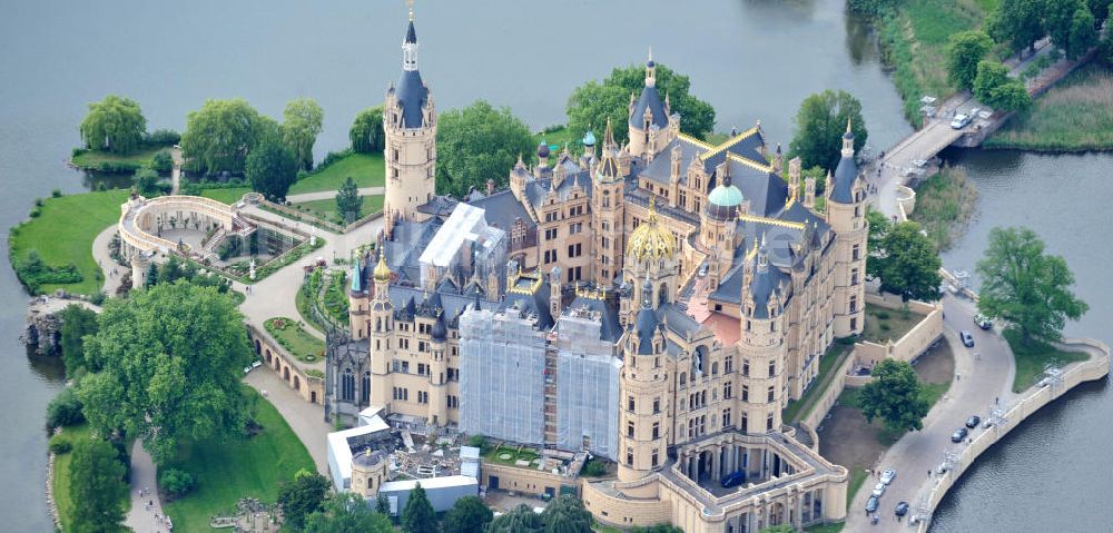 Luftaufnahme Schwerin - Schweriner Schloss auf der Schlossinsel im Stadtzentrum von Schwerin