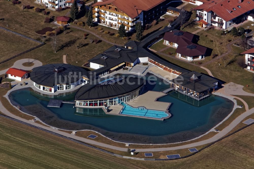 Luftaufnahme Schwangau - Schwimmbad der Hotelanlage König-Ludwig in Schwangau im Bundesland Bayern