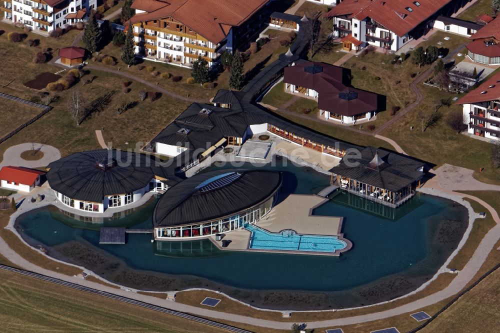 Schwangau von oben - Schwimmbad der Hotelanlage König-Ludwig in Schwangau im Bundesland Bayern