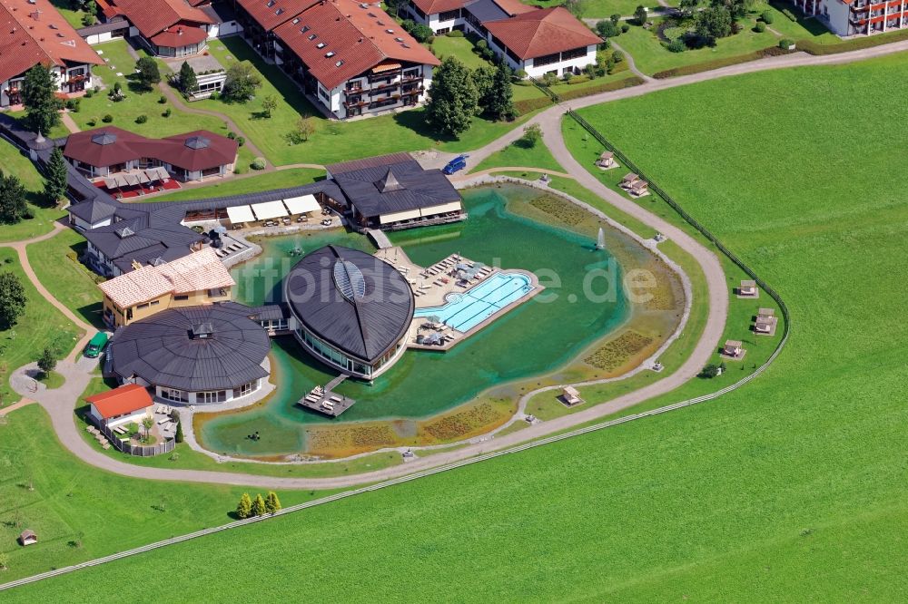 Luftaufnahme Schwangau - Schwimmbad der Hotelanlage König-Ludwig in Schwangau im Bundesland Bayern