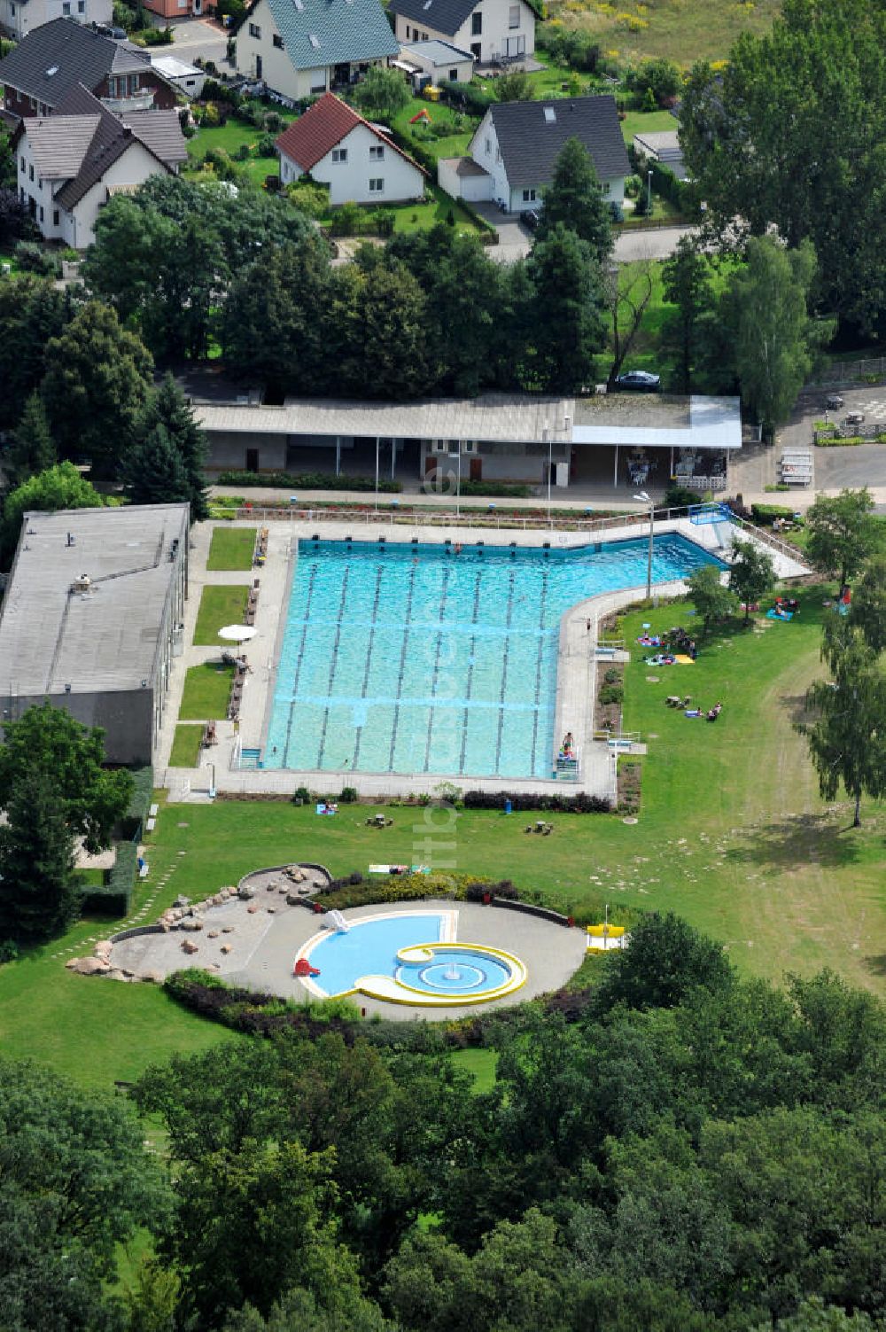 Luftbild Zwenkau - Schwimmbad Zwenkau