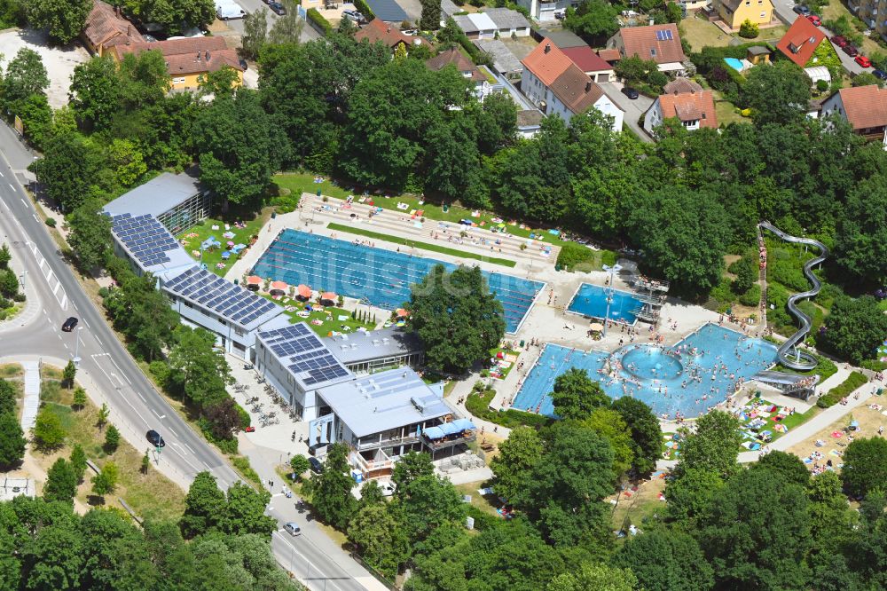 Luftaufnahme Roth - Schwimmbecken und Badebecken mit Wasserrutsche des Freibades Roth in Roth im Bundesland Bayern, Deutschland