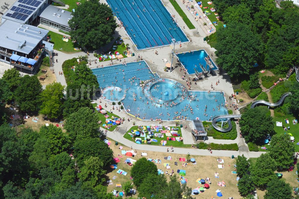 Roth von oben - Schwimmbecken und Badebecken mit Wasserrutsche des Freibades Roth in Roth im Bundesland Bayern, Deutschland