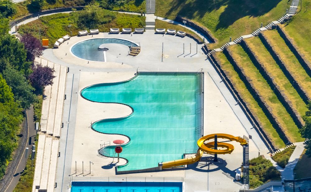 Witten von oben - Schwimmbecken des Freibad Annen in Witten im Bundesland Nordrhein-Westfalen - NRW, Deutschland