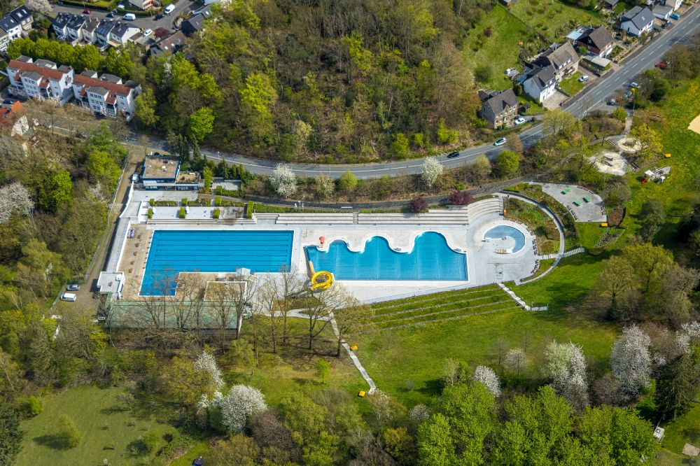 Witten von oben - Schwimmbecken des Freibad Annen in Witten im Bundesland Nordrhein-Westfalen - NRW, Deutschland