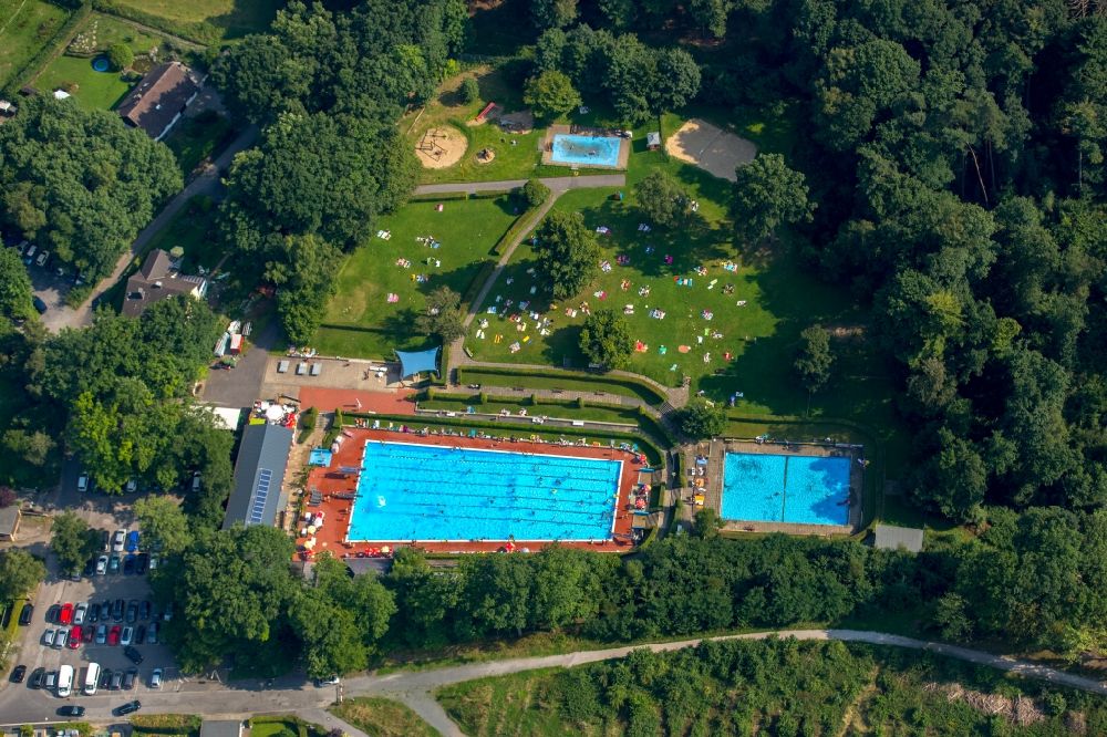 Luftaufnahme Menden (Sauerland) - Schwimmbecken im Freibad Bürgerbad Leitmecke in Menden (Sauerland) im Bundesland Nordrhein-Westfalen
