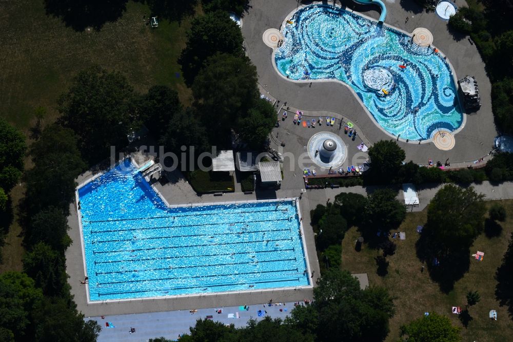 Luftbild Heilbronn - Schwimmbecken des Freibad Gesundbrunnen an der Römerstraße in Heilbronn im Bundesland Baden-Württemberg, Deutschland