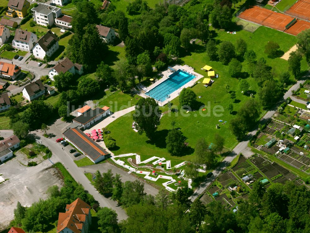 Bad Buchau aus der Vogelperspektive: Schwimmbecken des Freibades Bad Buchau in Bad Buchau im Bundesland Baden-Württemberg, Deutschland