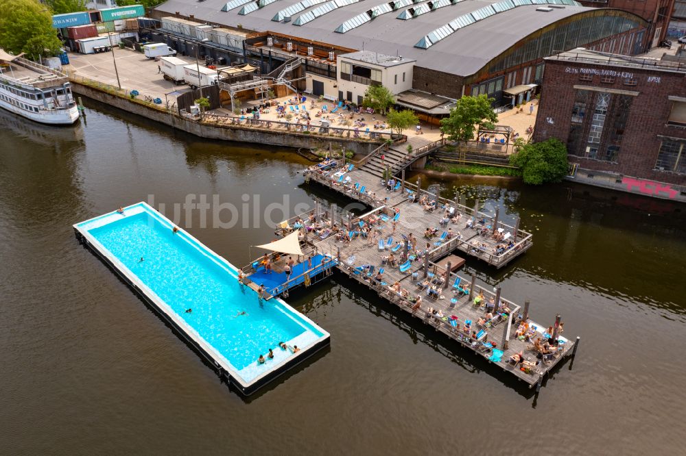 Berlin von oben - Schwimmbecken des Freibades Badeschiff im Ortsteil Treptow in Berlin, Deutschland