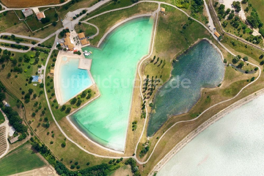 Serres aus der Vogelperspektive: Schwimmbecken des Freibades Base de Loisirs de la Germanette in Serres in Provence-Alpes-Cote d'Azur, Frankreich