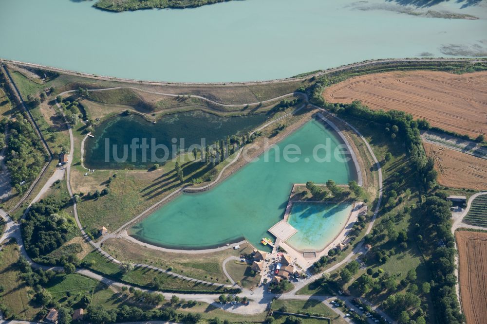 Luftbild Serres - Schwimmbecken des Freibades Base de Loisirs de la Germanette in Serres in Provence-Alpes-Cote d'Azur, Frankreich
