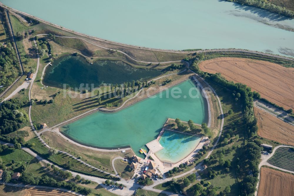 Luftaufnahme Serres - Schwimmbecken des Freibades Base de Loisirs de la Germanette in Serres in Provence-Alpes-Cote d'Azur, Frankreich
