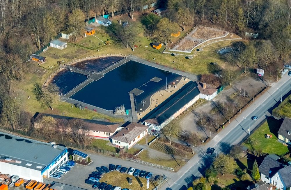Luftaufnahme Menden (Sauerland) - Schwimmbecken des Freibades Bieberkamp im Ortsteil Lendringsen in Menden (Sauerland) im Bundesland Nordrhein-Westfalen
