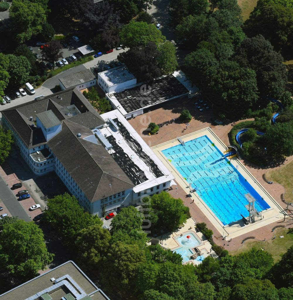 Luftaufnahme Braunschweig - Schwimmbecken des Freibades Bürgerbadepark und das Hallenbad in Braunschweig im Bundesland Niedersachsen, Deutschland