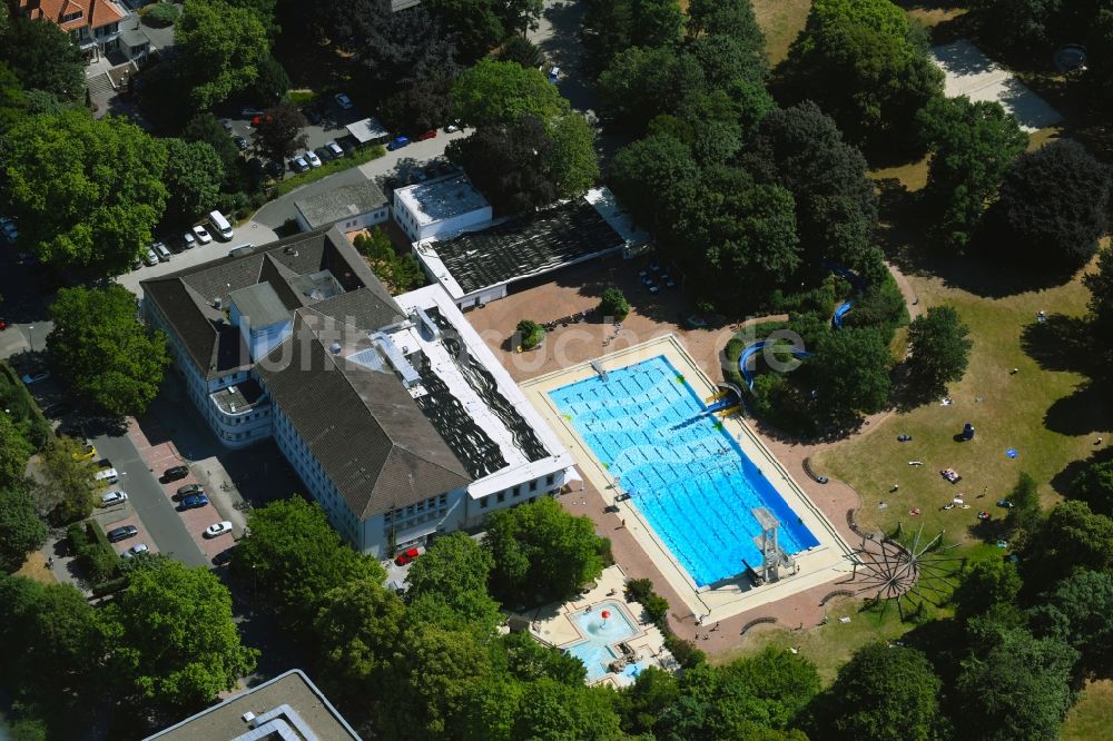 Braunschweig von oben - Schwimmbecken des Freibades Bürgerbadepark und das Hallenbad in Braunschweig im Bundesland Niedersachsen, Deutschland