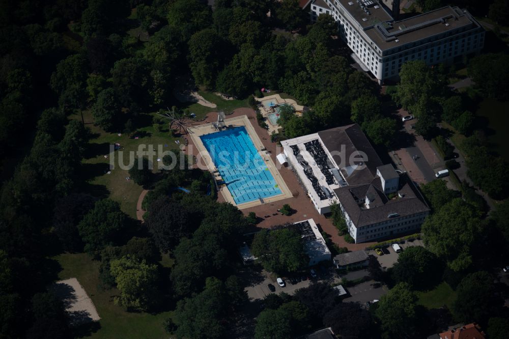 Luftbild Braunschweig - Schwimmbecken des Freibades Bürgerbadepark und das Hallenbad in Braunschweig im Bundesland Niedersachsen, Deutschland