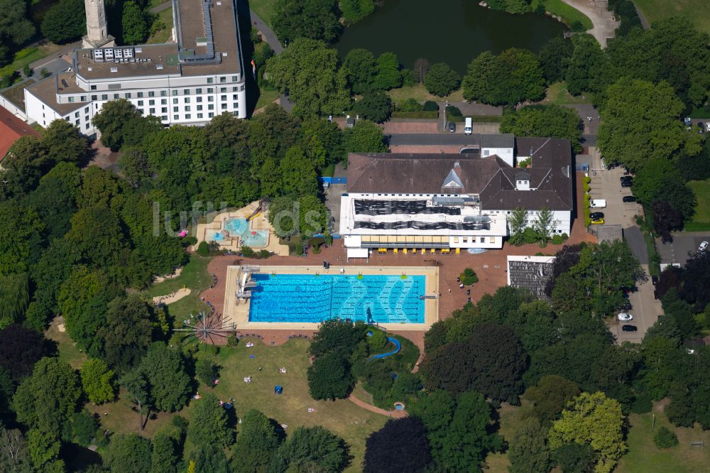 Luftaufnahme Braunschweig - Schwimmbecken des Freibades Bürgerbadepark und das Hallenbad in Braunschweig im Bundesland Niedersachsen, Deutschland