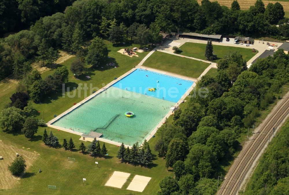 Luftaufnahme Camburg - Schwimmbecken des Freibades in Camburg im Bundesland Thüringen, Deutschland