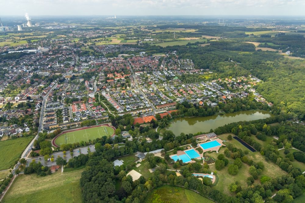 Lünen von oben - Schwimmbecken des Freibades Cappenberger See in Lünen im Bundesland Nordrhein-Westfalen, Deutschland