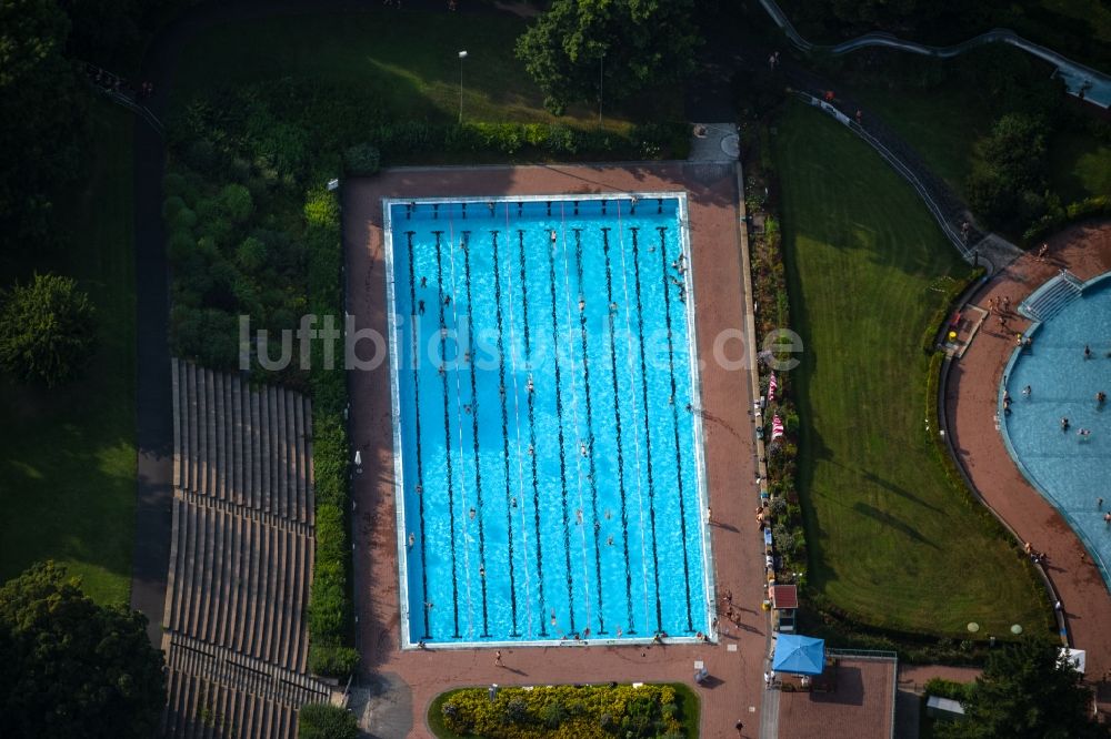 Luftbild Würzburg - Schwimmbecken des Freibades Dallenbergbad an der König-Heinrich-Straße in Würzburg im Bundesland Bayern, Deutschland