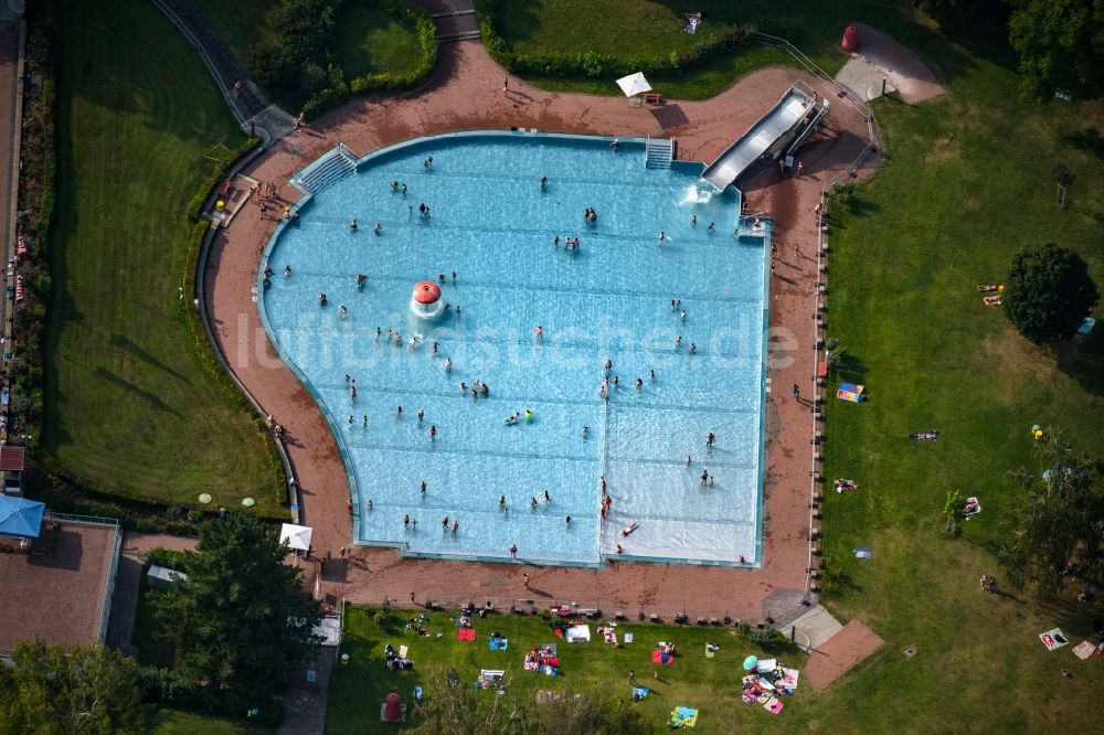 Luftaufnahme Würzburg - Schwimmbecken des Freibades Dallenbergbad an der König-Heinrich-Straße in Würzburg im Bundesland Bayern, Deutschland