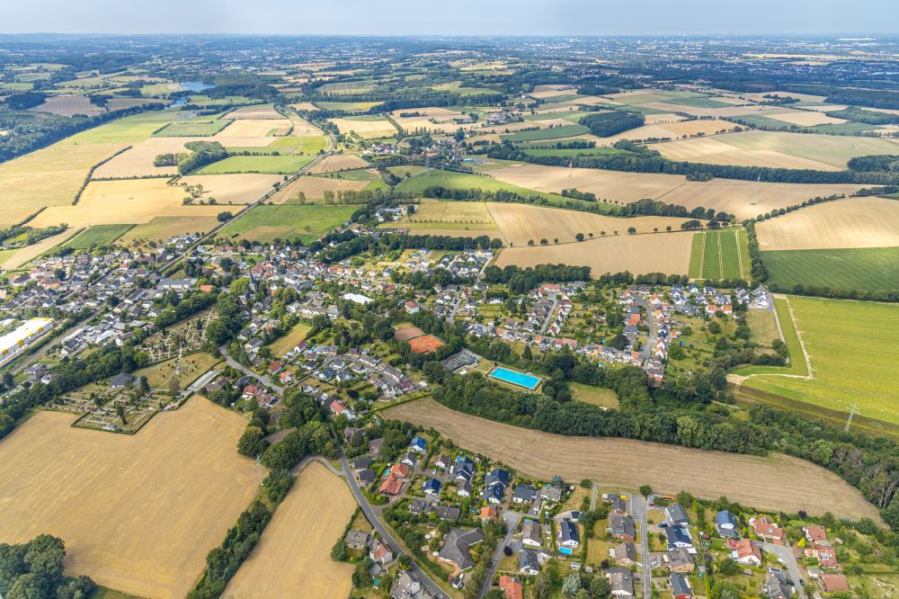 Luftaufnahme Fröndenberg/Ruhr - Schwimmbecken des Freibades in Dellwig im Bundesland Nordrhein-Westfalen, Deutschland