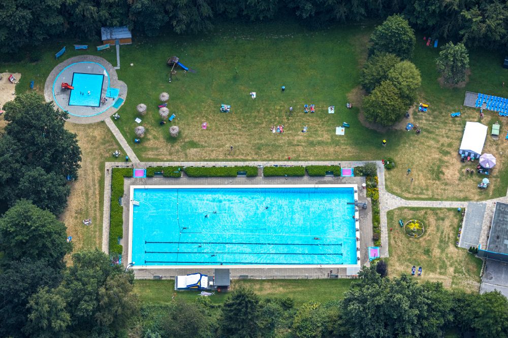 Fröndenberg/Ruhr aus der Vogelperspektive: Schwimmbecken des Freibades in Dellwig im Bundesland Nordrhein-Westfalen, Deutschland