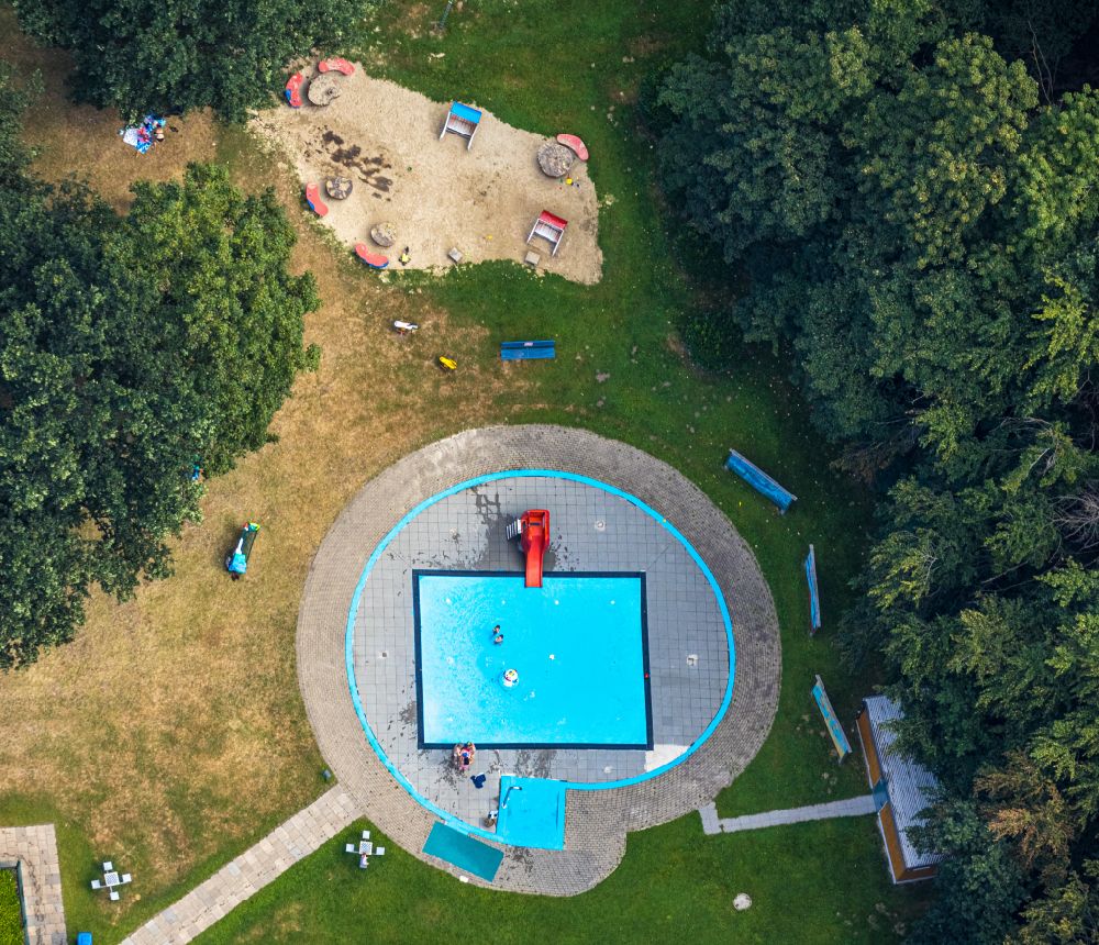 Luftbild Fröndenberg/Ruhr - Schwimmbecken des Freibades in Dellwig im Bundesland Nordrhein-Westfalen, Deutschland