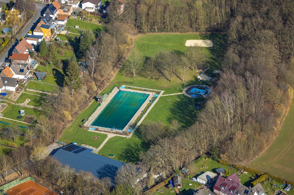 Fröndenberg/Ruhr von oben - Schwimmbecken des Freibades in Dellwig im Bundesland Nordrhein-Westfalen, Deutschland