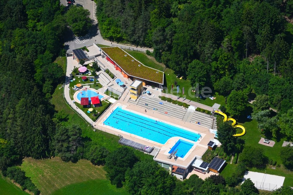 Dietfurt an der Altmühl aus der Vogelperspektive: Schwimmbecken des Freibades in Dietfurt an der Altmühl im Bundesland Bayern, Deutschland