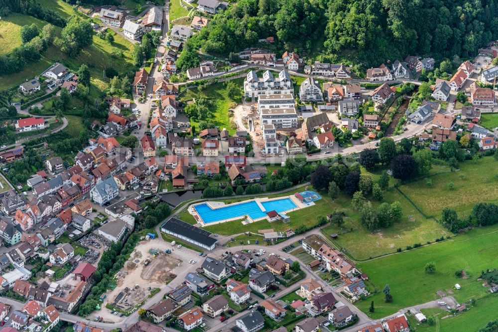 Luftaufnahme Elzach - Schwimmbecken des Freibades in Elzach im Bundesland Baden-Württemberg, Deutschland