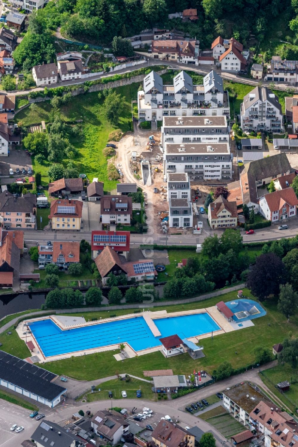 Elzach aus der Vogelperspektive: Schwimmbecken des Freibades in Elzach im Bundesland Baden-Württemberg, Deutschland